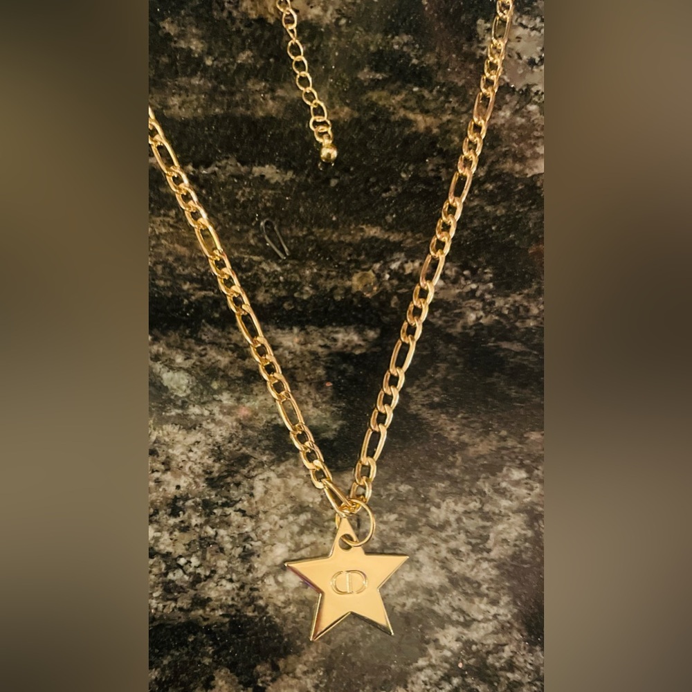 Gorgeous Authentic Iconic Dior CD Star with Figaro chain - Picture 2 of 7